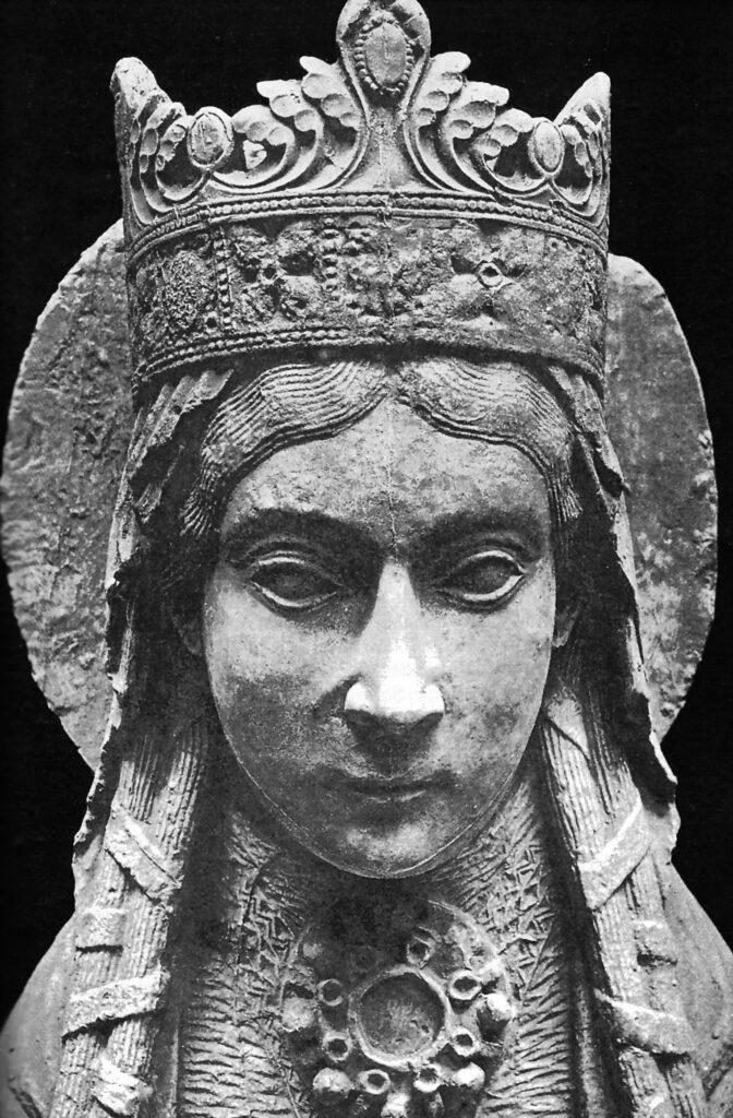 Статуя Св. Клотильды, королевы франков, жены Хлодвига I. Нотр-Дам де Корбей