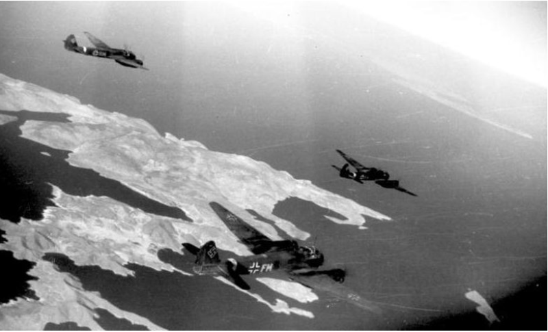 Немецкие бомбардировщики Junkers «Ju 88» направляются на Кос