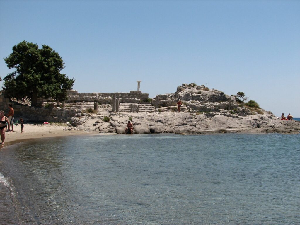 Остров Кос. Залив Кефалос. Вид на развалины Раннехристианской базилики